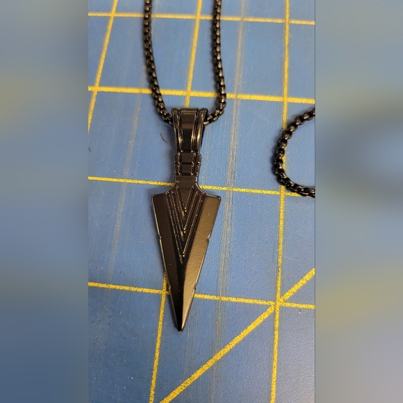 Black Chain &  Arrowhead Pendant Necklace - Picture 2 of 5